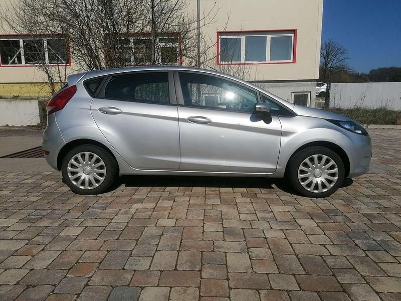 Gebraucht Ford Fiesta Trend 82 PS (60 kW) 2010 Polarsilber metallic Kleinwagen