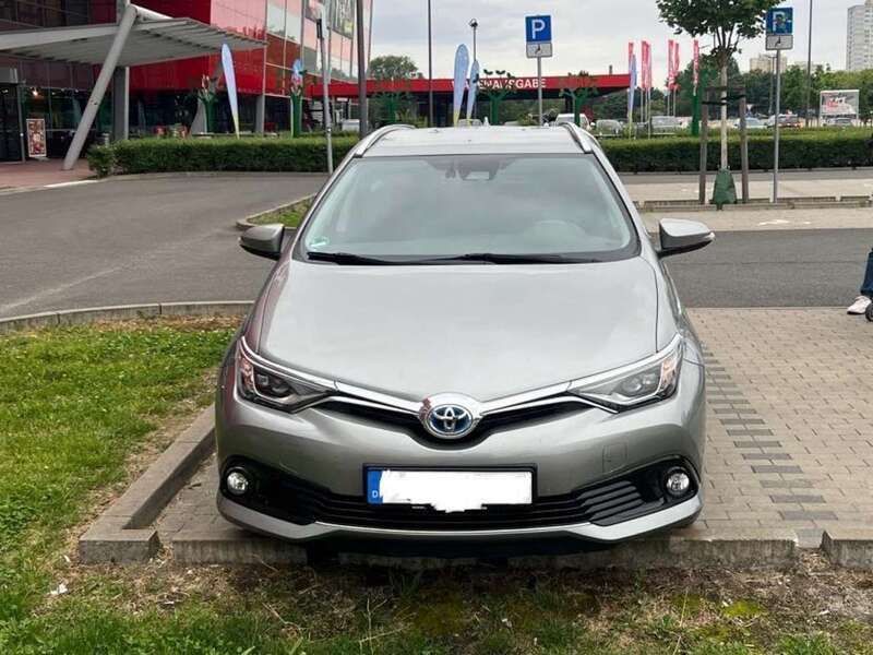 Grau Gebraucht 2016 Toyota Auris Hybrid Edition-S Kombi | 17.000 € (Etwas zu teuer) - Bild 1/4