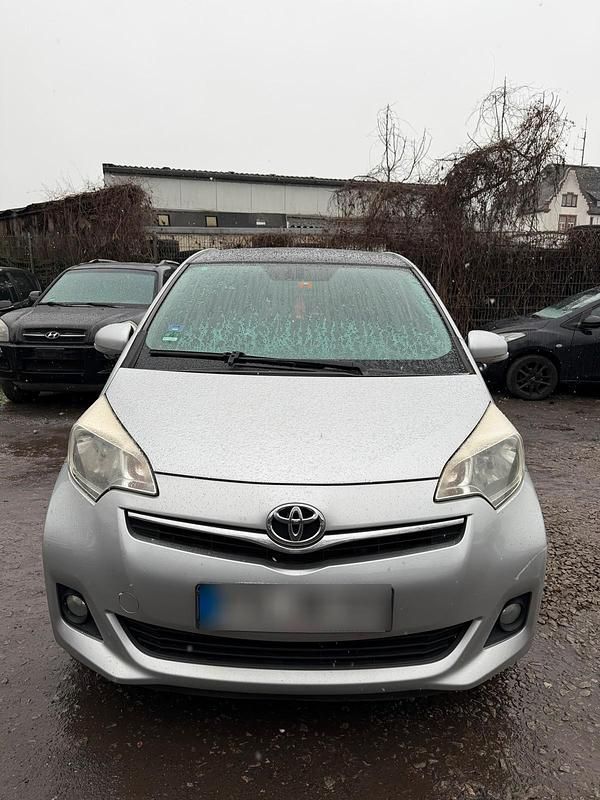 Gebraucht Toyota Verso-S 66 PS (48 kW) 2012 Silber Van / Kleinbus