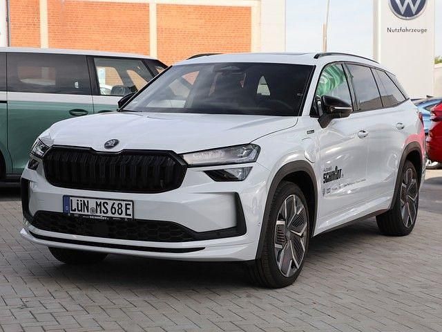 Weiß Neu 2025 Skoda Kodiaq SportLine SUV | 52.992 € (Fairer Preis) - Bild 1/4