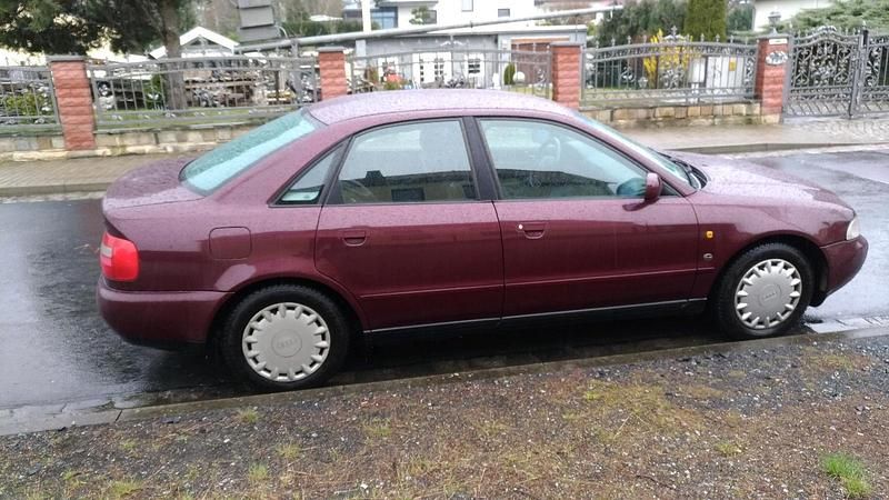 Gebraucht Audi A4 125 PS (91 kW) 1997 Rot Limousine