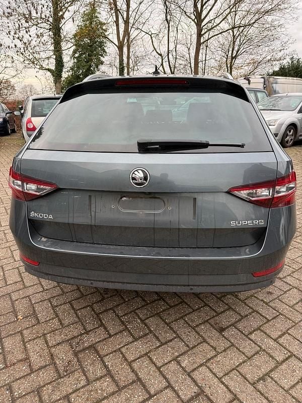 Gebraucht Skoda Superb 150 PS (110 kW) 2019 Grün Kombi