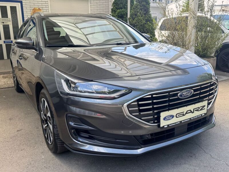 Grau Gebraucht 2024 Ford Focus Titanium Limousine | 25.980 € (Guter Preis) - Bild 1/4