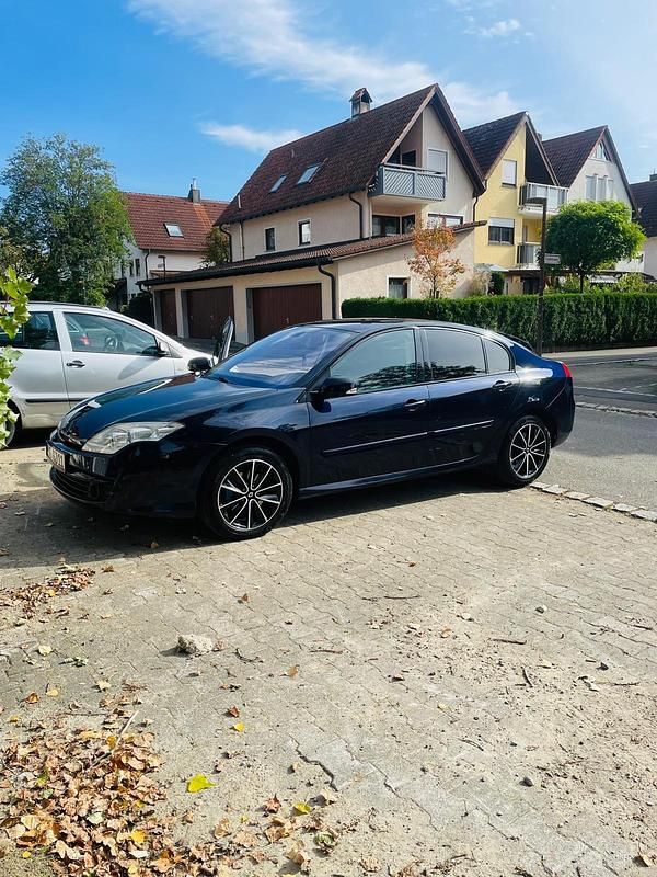 Blau Gebraucht 2010 Renault Laguna III Limousine | 5.500 € - Bild 1/4