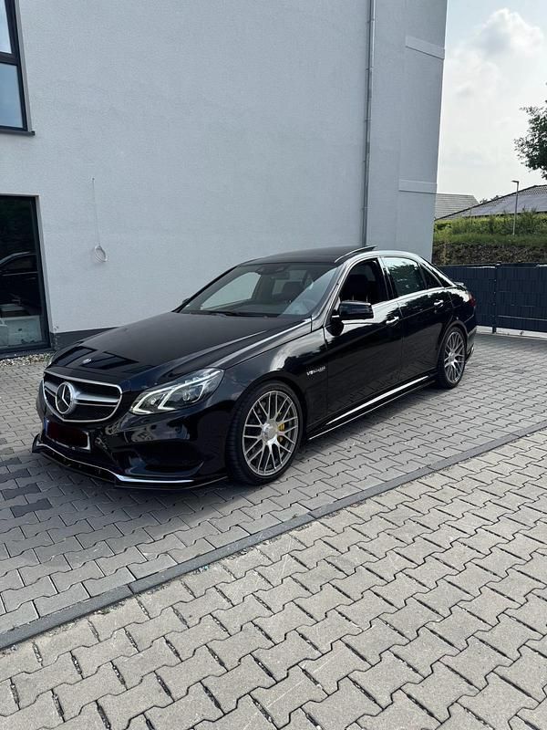 Schwarz Gebraucht 2015 Mercedes E500 Limousine | 23.900 € (Teuer) - Bild 1/4