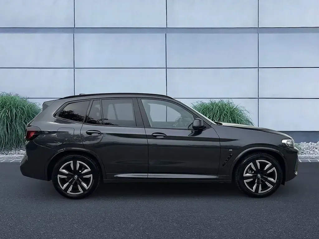 Gebraucht BMW iX3 M Sport 210 kW (286 PS) 2023 Sophistograu brillanteffekt SUV