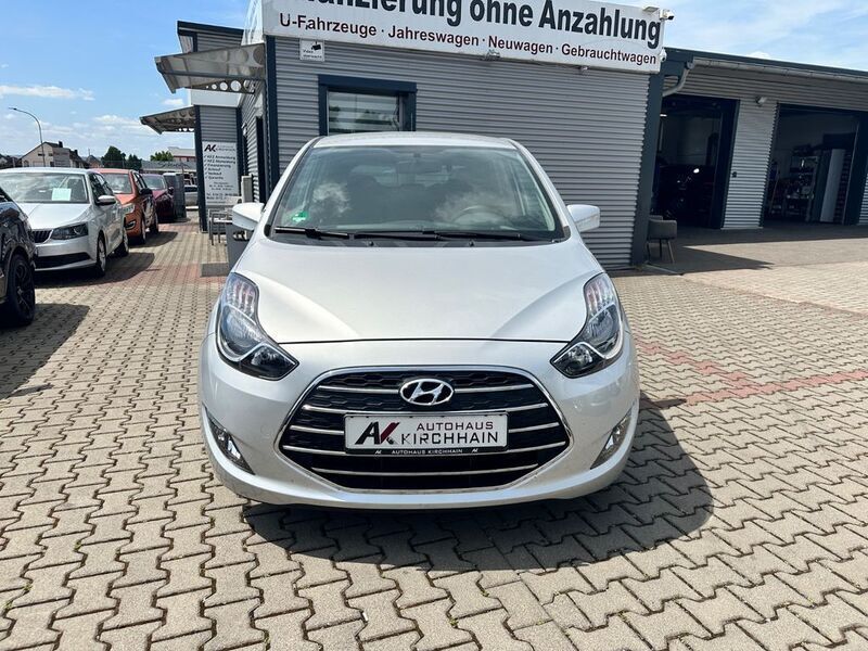 Gebraucht Hyundai ix20 Passion 90 PS (66 kW) 2016 Silber Kleinwagen
