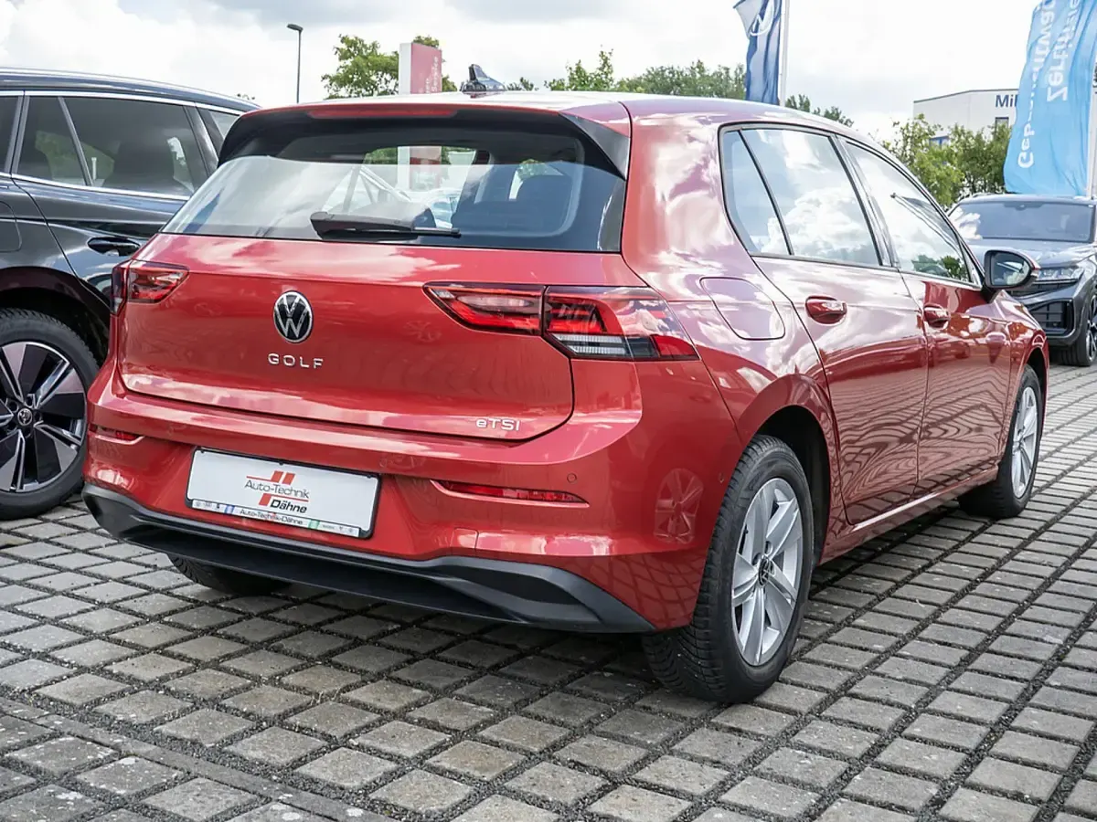 Gebraucht VW Golf VIII Life 110 PS (80 kW) 2022 Rot Limousine