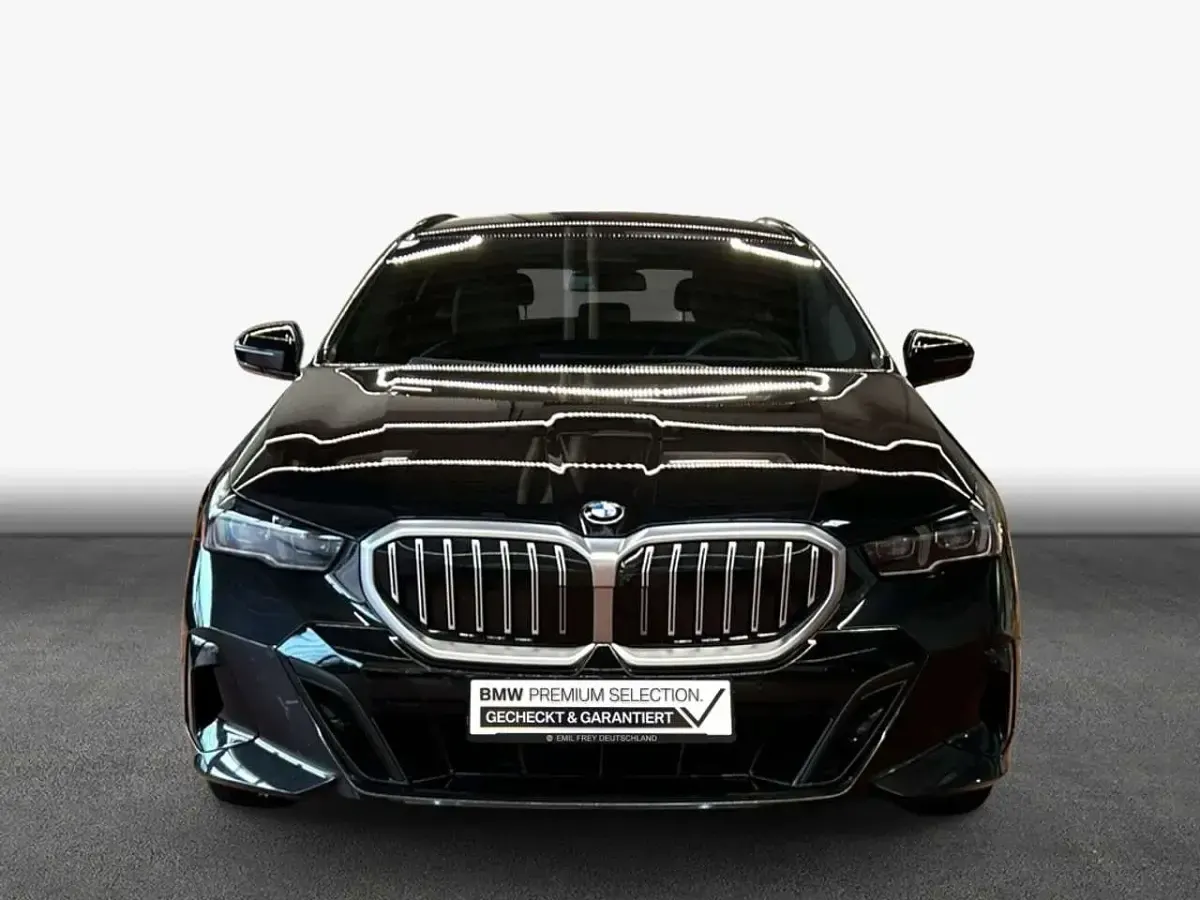 Gebraucht BMW 520 M Sport 197 PS (144 kW) 2025 Schwarz Kombi