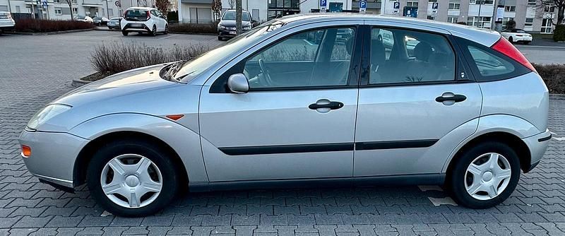 Gebraucht Ford Focus Ghia 101 PS (74 kW) 1999 Silber Limousine
