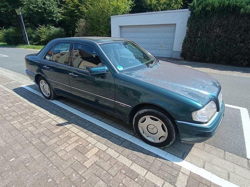 Grün Gebraucht 1995 Mercedes C200 Limousine | 1.490 € - Bild 1/3