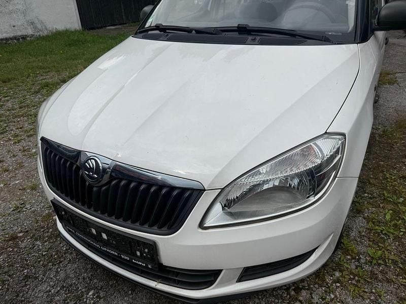 Weiß Gebraucht 2012 Skoda Roomster Van / Kleinbus | 1.300 € - Bild 1/4