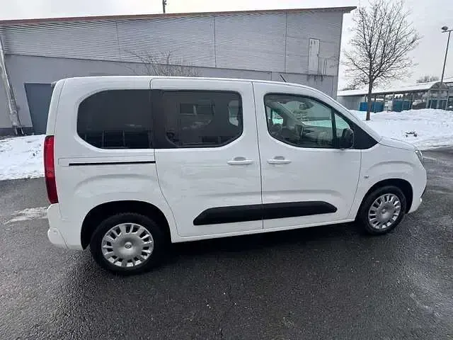 Gebraucht Opel Combo Elegance 131 PS (96 kW) 2022 Jade weiss/arktis weiss Van / Kleinbus
