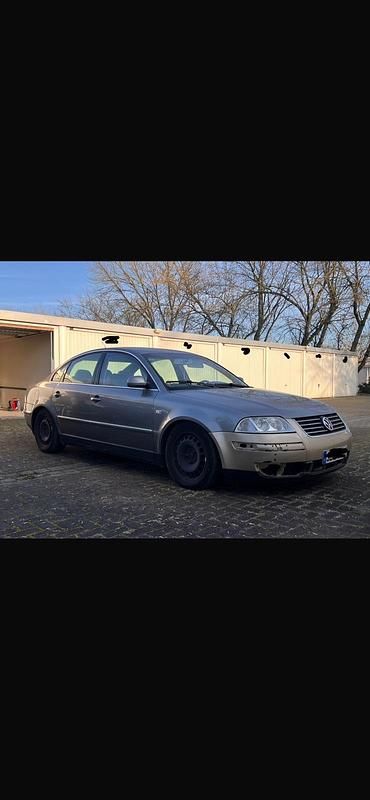 Silber Gebraucht 2003 VW Passat Limousine | 1.500 € (Guter Preis) - Bild 1/4