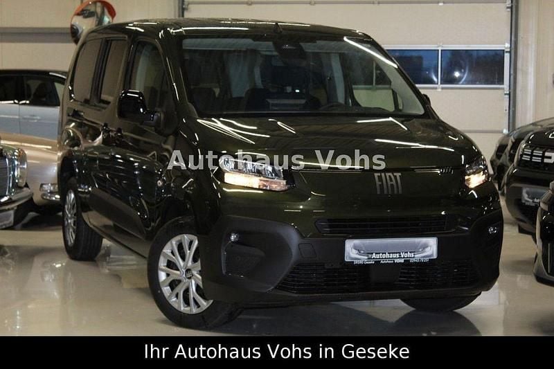 Neu Fiat Doblò 131 PS (96 kW) 2025 Grün Van / Kleinbus
