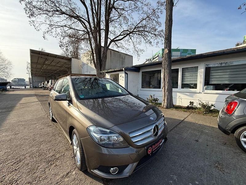 Gebraucht Mercedes B180 122 PS (89 kW) 2012 Braun Van / Kleinbus