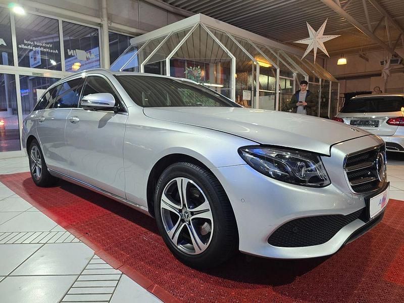 Silber Gebraucht 2019 Mercedes E220 Limousine | 26.900 € (Superpreis) - Bild 1/4