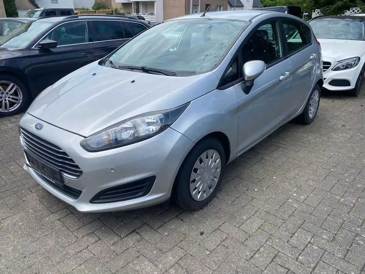 Gebraucht Ford Fiesta Trend 95 PS (69 kW) 2015 Polarsilber metallic Kleinwagen
