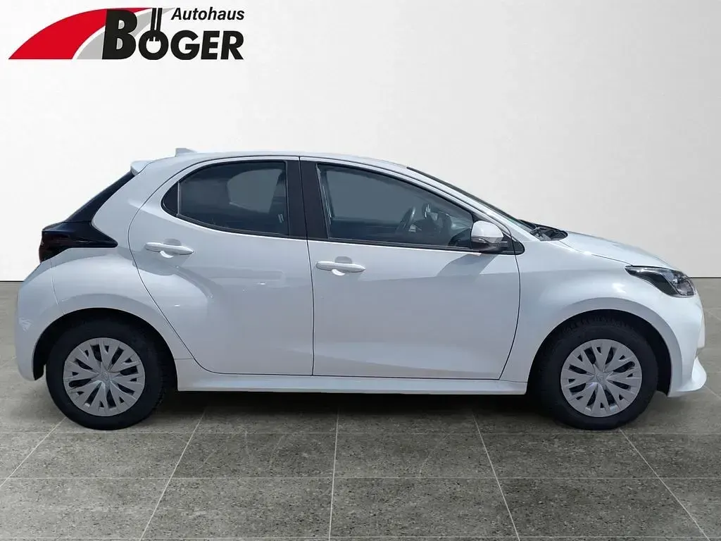 Gebraucht Toyota Yaris Basis 72 PS (52 kW) 2023 Super white 2 Kleinwagen