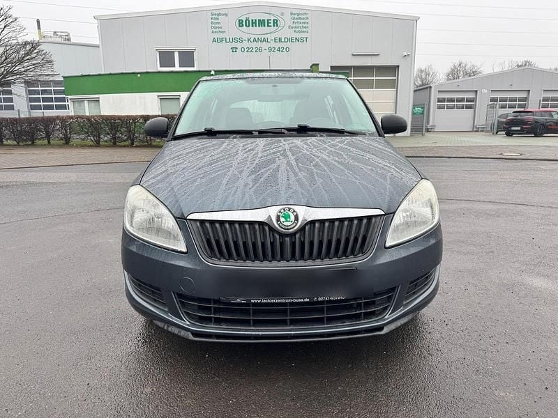 Grau Gebraucht 2010 Skoda Fabia Limousine | 1.850 € (Guter Preis) - Bild 1/4