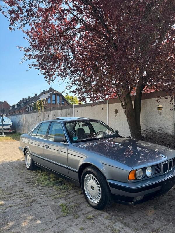 Grau Gebraucht 1993 BMW 525 Limousine | 9.000 € - Bild 1/4