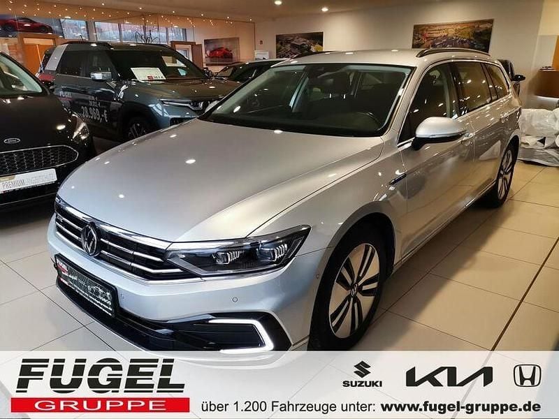Reflexsilber metallic Gebraucht 2020 VW Passat GTE Kombi | 18.999 € (Superpreis) - Bild 1/4