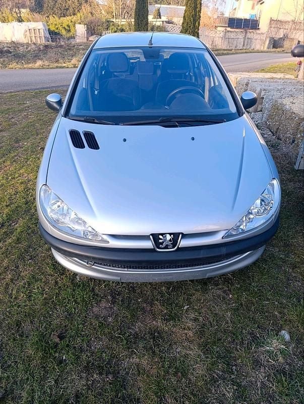 Gebraucht Peugeot 206 75 PS (55 kW) 2003 Silber Kleinwagen