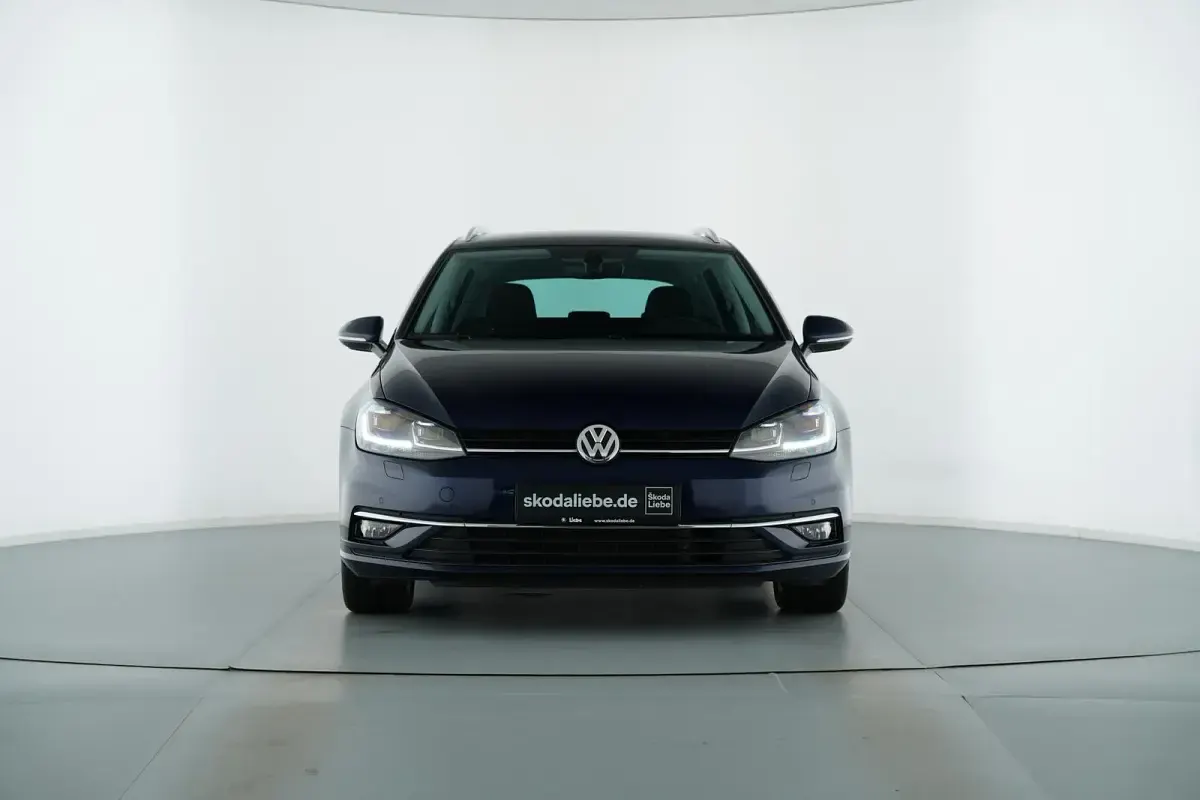 Gebraucht VW Golf VII Highline 150 PS (110 kW) 2020 Atlantik blue metallic Kombi