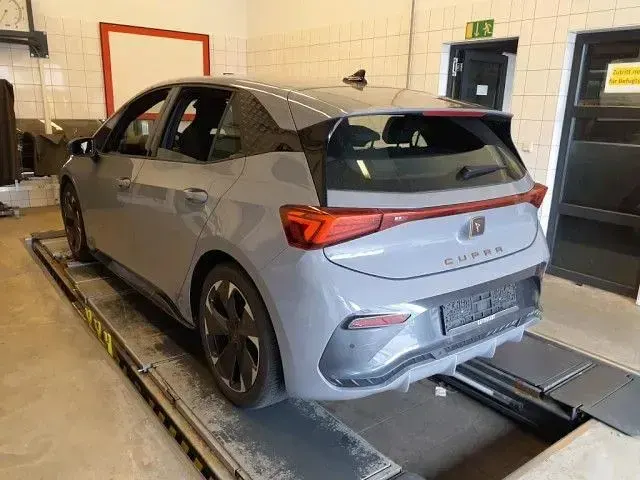 Gebraucht Cupra Born 150 kW (204 PS) 2024 Vaporgrau Kleinwagen