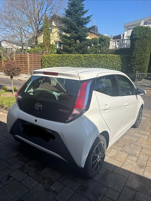 Gebraucht Toyota Aygo X-play 69 PS (50 kW) 2015 Weiß Kleinwagen