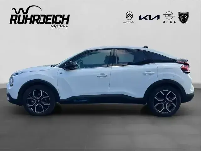 Używany Citroën e-C4 Shine 100 kW (136 KM) 2023 Biały Sedan/Limuzyna