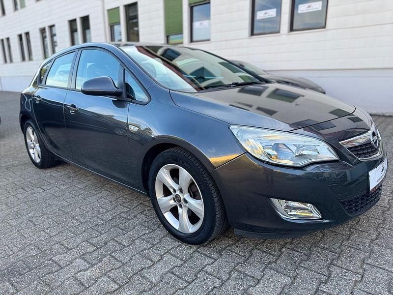 Gebraucht Opel Astra Edition 110 PS (80 kW) 2010 Grau Limousine