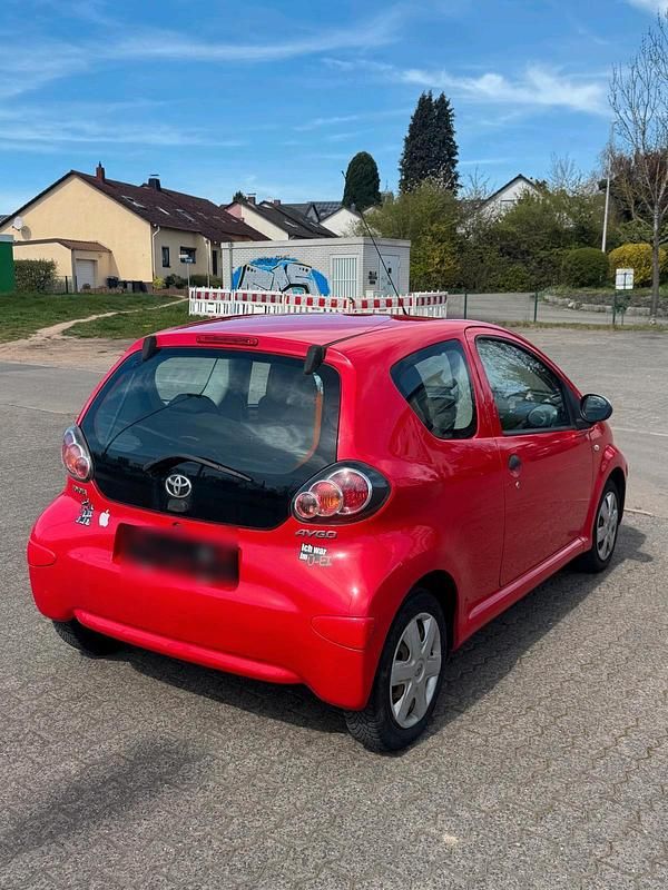 Gebraucht Toyota Aygo 68 PS (50 kW) 2009 Rot Kleinwagen