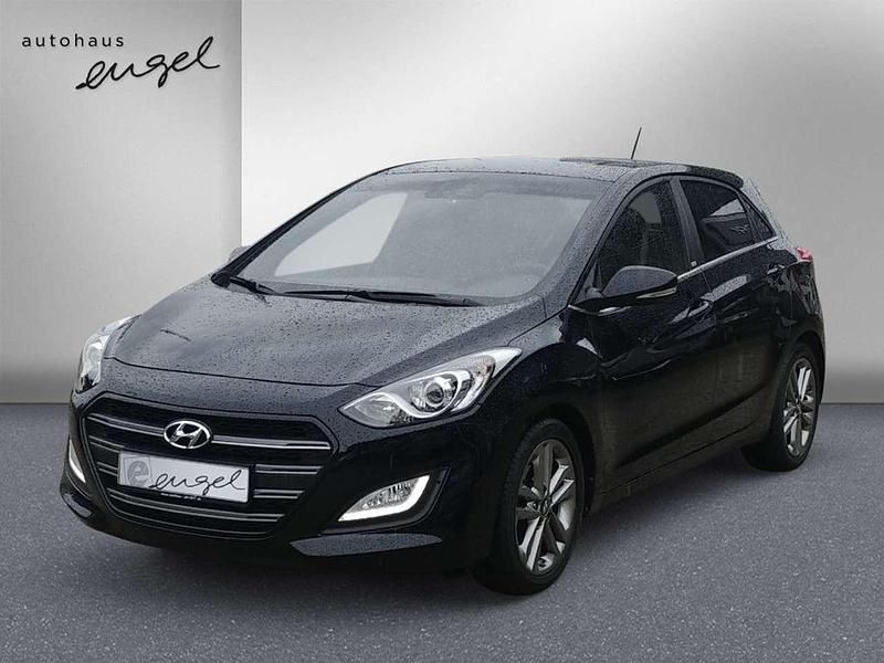 Silber Gebraucht 2016 Hyundai i30 Passion Limousine | 13.975 € (Etwas zu teuer) - Bild 1/4