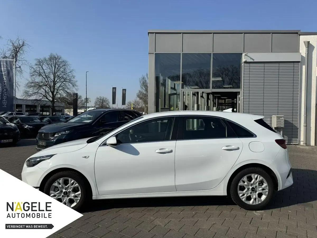Używany Kia Ceed 140 KM (102 kW) 2025 Biały Hatchback