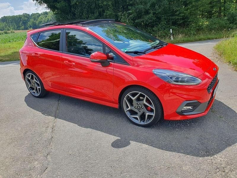 Rot Gebraucht 2021 Ford Fiesta Performance Edition Kleinwagen | 21.800 € (Fairer Preis) - Bild 1/4