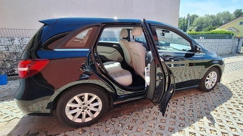 Schwarz Gebraucht 2018 Mercedes B180 Van / Kleinbus | 16.345 € (Superpreis) - Bild 1/4
