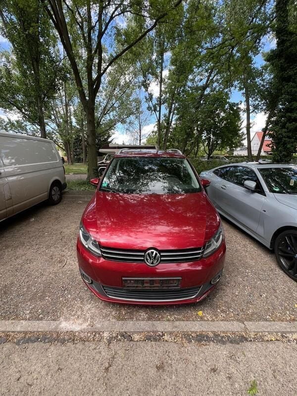 Rot Gebraucht 2013 VW Touran Life Van / Kleinbus | 4.999 € (Superpreis) - Bild 1/4
