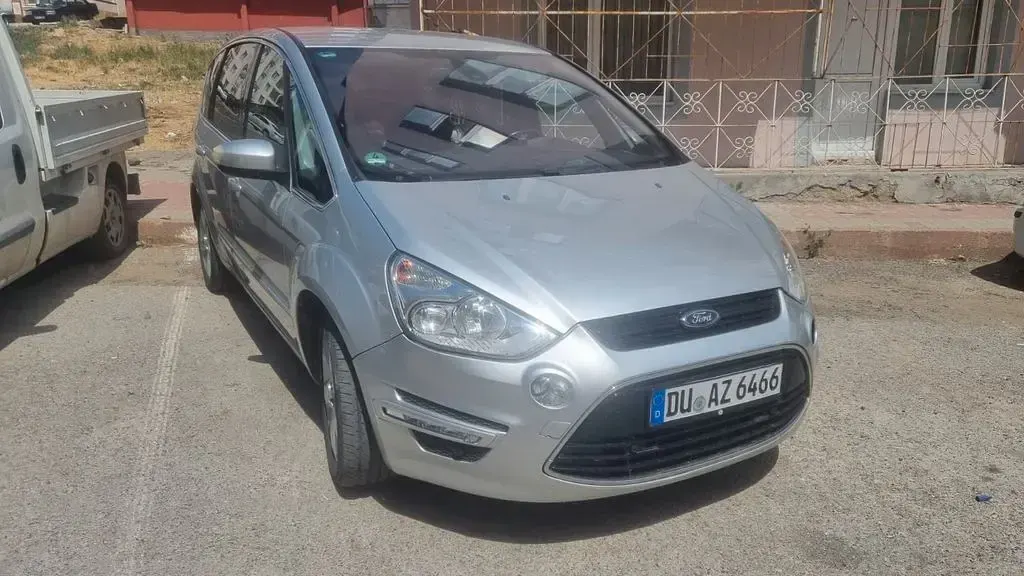 Gebraucht Ford S-MAX Titanium 140 PS (102 kW) 2012 Silber Van / Kleinbus