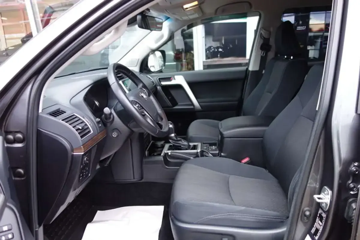 Gebraucht Toyota Land Cruiser 204 PS (150 kW) 2023 Grau SUV