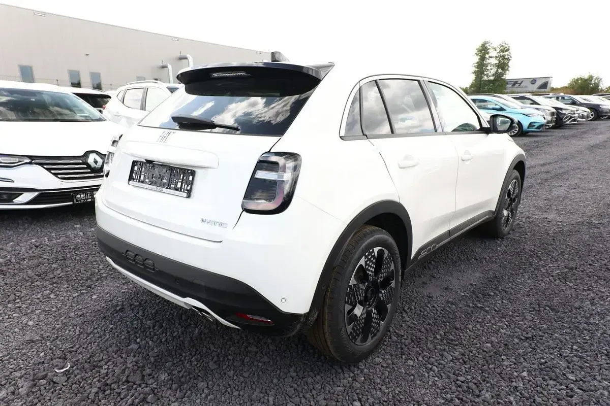 Neu Fiat 600 La Prima 101 PS (74 kW) 2026 Gelato weiß SUV