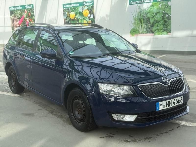 Gebraucht Skoda Octavia Ambition 105 PS (77 kW) 2014 Blau Kleinwagen