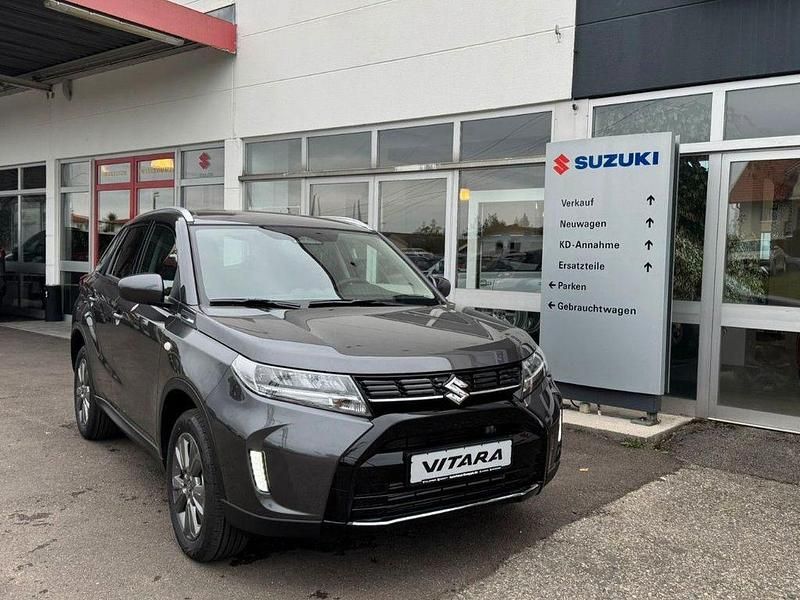 Grau Neu 2025 Suzuki Vitara Comfort SUV | 26.490 € (Superpreis) - Bild 1/4