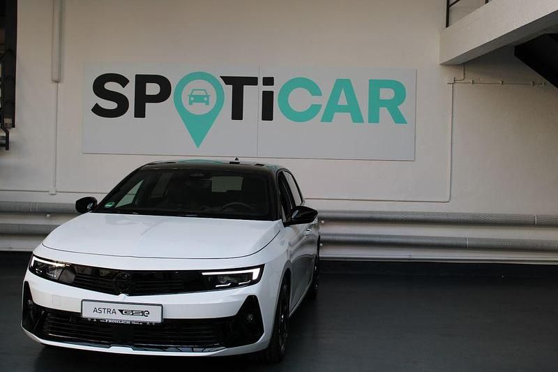 Weiß Gebraucht 2023 Opel Astra GSe Limousine | 27.900 € (Teuer) - Bild 1/4