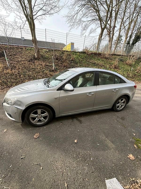 Gebraucht Chevrolet Cruze 141 PS (103 kW) 2010 Silber Limousine