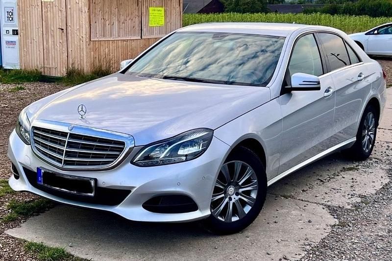 Silber Gebraucht 2015 Mercedes E220 Elegance Limousine | 12.500 € (Fairer Preis) - Bild 1/4