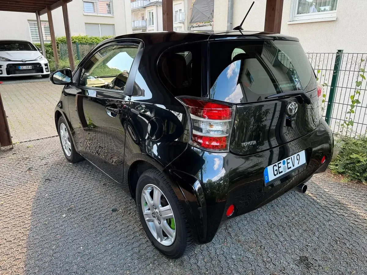 Gebraucht Toyota iQ 68 PS (50 kW) 2011 Schwarz Kleinwagen