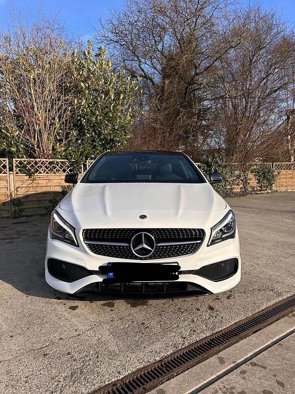 Weiß Gebraucht 2019 Mercedes CLA180 Shooting Brake Kombi | 18.750 € (Guter Preis) - Bild 1/4
