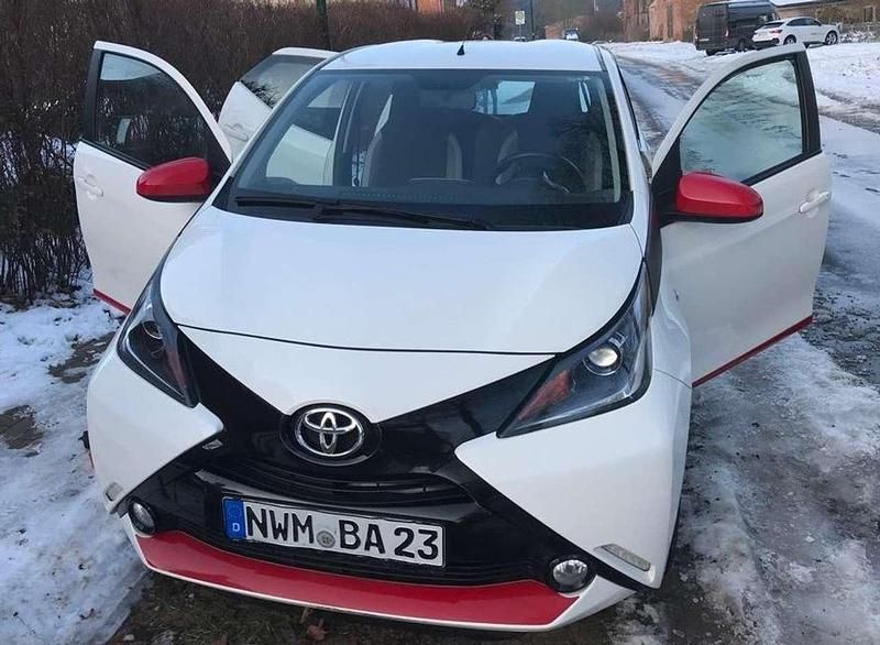 Weiß Gebraucht 2017 Toyota Aygo X-play Kleinwagen | 4.300 € (Superpreis) - Bild 1/4
