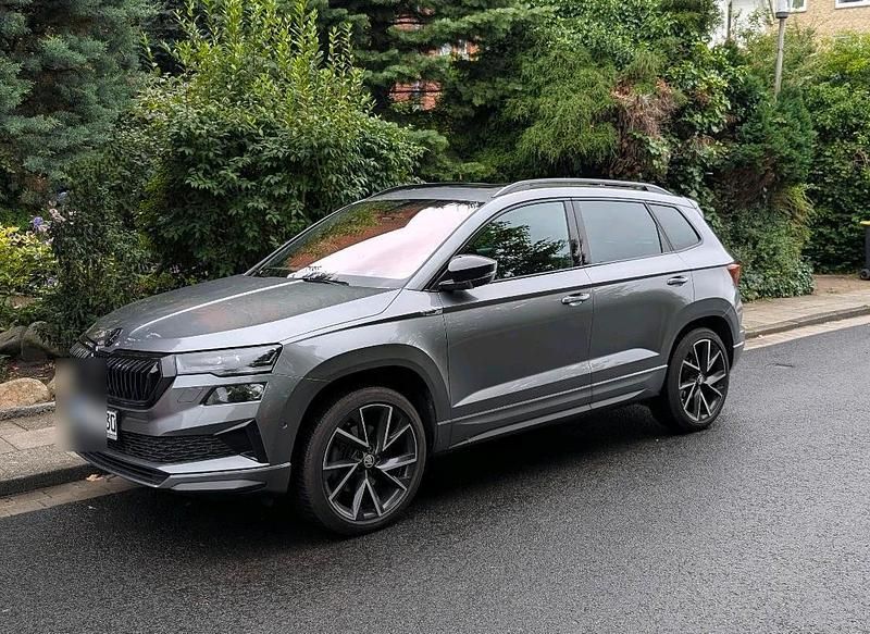 Grau Gebraucht 2024 Skoda Karoq SportLine SUV | 37.990 € (Etwas zu teuer) - Bild 1/4